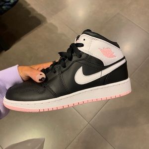 NIKE AIR JORDAN 1 MID’s